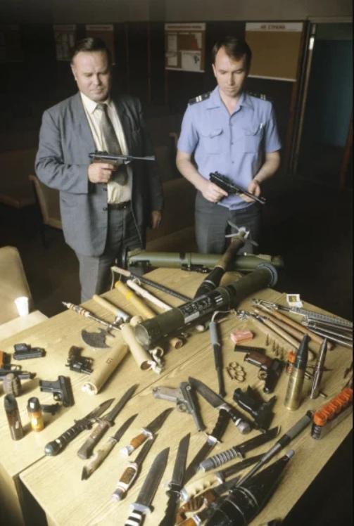 Confiscated weapons from passengers! - The airport, Confiscation, Weapon, Police, 90th