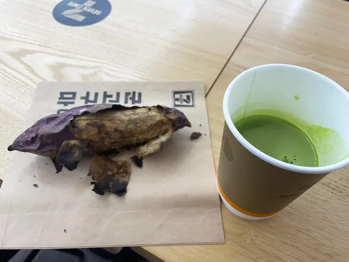 I ordered green tea latte and the kind owner of 7eleven brought me a sweet potato as a present from the institution - My, South Korea, Hospitality, Food, Bonuses, Sweet potato