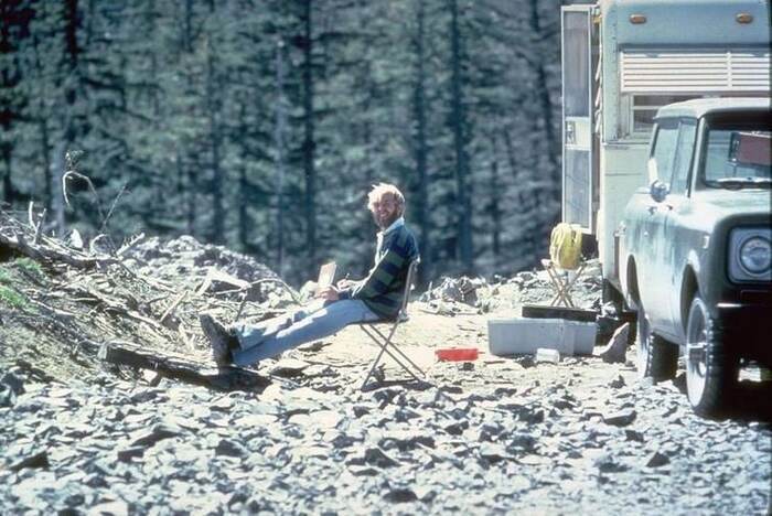 A volcanologist studying Mount St. Helens 13 hours before the volcano erupted that killed him. - Catastrophe, The photo, USA, Volcano, Volcanology, 1980