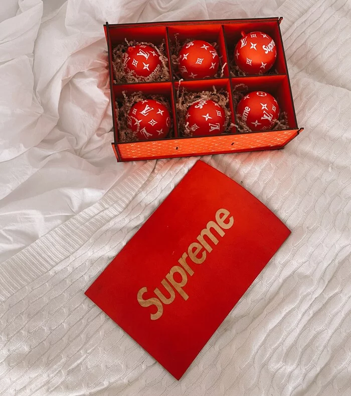 Louis Vuitton and Supreme Christmas decorations - My, Decoration, Christmas decorations, Ball, Louis vuitton, Brands, New Year, Christmas, Handmade, Airbrushing, Customization, Fashion, Creation, Longpost