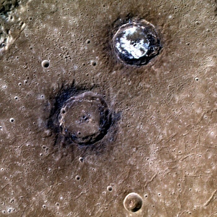 Красочные кратеры Мунка и Сандера на поверхности Меркурия