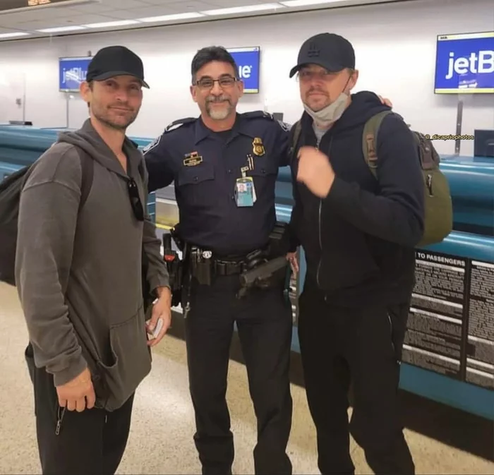 Detained two suspicious people, they say that the artists - Leonardo DiCaprio, Tobey Maguire, Actors and actresses, The airport, Photo with a celebrity, Humor, From the network