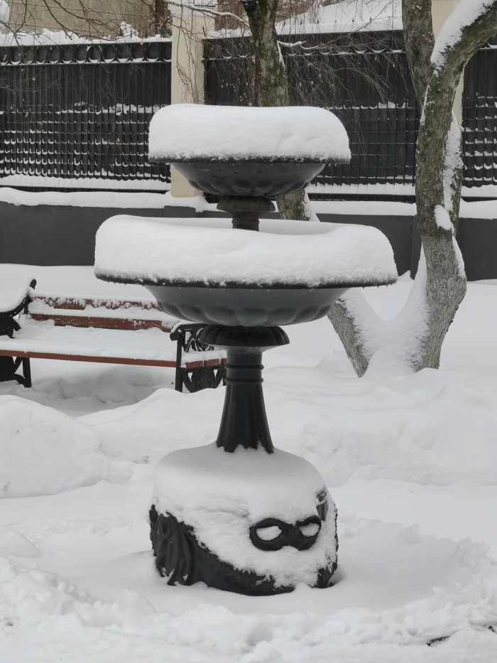 The fountain seems to be up to something - My, Tula, The photo, Pareidolia