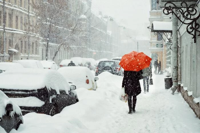 Color in the white city - My, The photo, Town, Saint Petersburg, Snow, Snowfall, The street, Snowdrift, Women, Umbrella