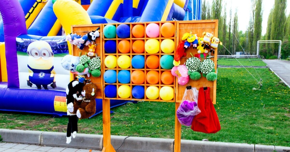 Шарики развлечения. Аттракцион шарики Лопарики. Уличные аттракционы. Уличные аттракционы для детей. Тир для детей шарики.