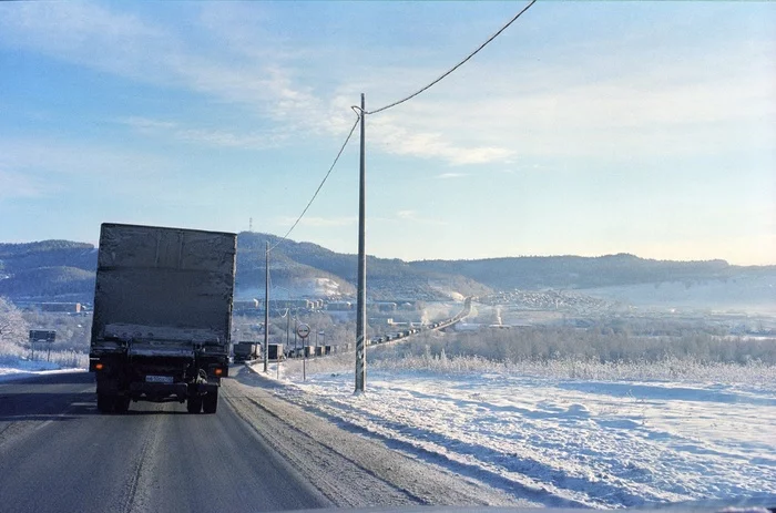 The queue up the hill near the city of Sim - My, The photo, Film, The film did not die, Southern Urals, Road