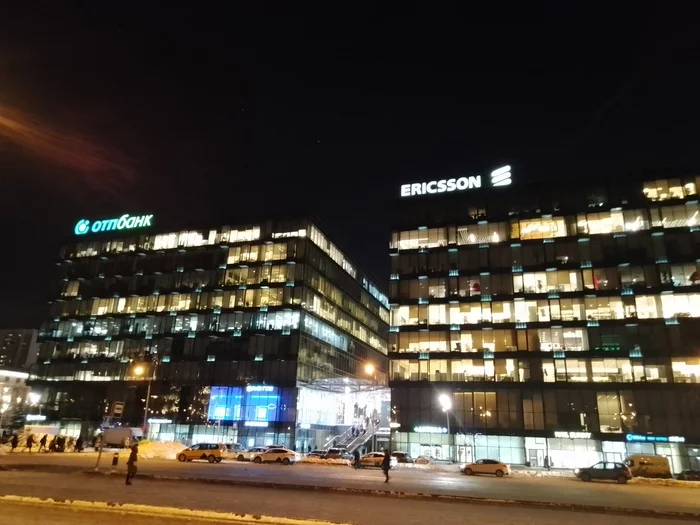 Where is the logic? Where is common sense? Ericsson left Russia, but for some reason continues to advertise itself. Do they know something? - My, Moscow, Ericsson, Logics, Meaning, Sanctions, Politics