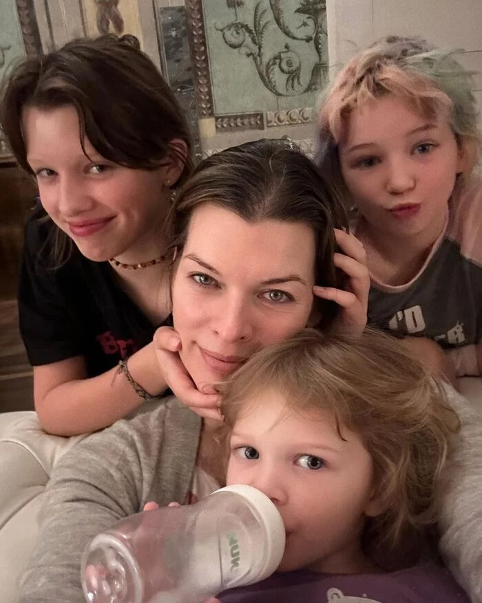 4 Milla Jovovich - Celebrities, Actors and actresses, Milla Jovovich, Children, Parents and children