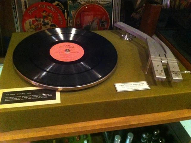 Who will tell the brand of this wonderful device? - Retro, Plate, Vinyl player, Yandex Zen