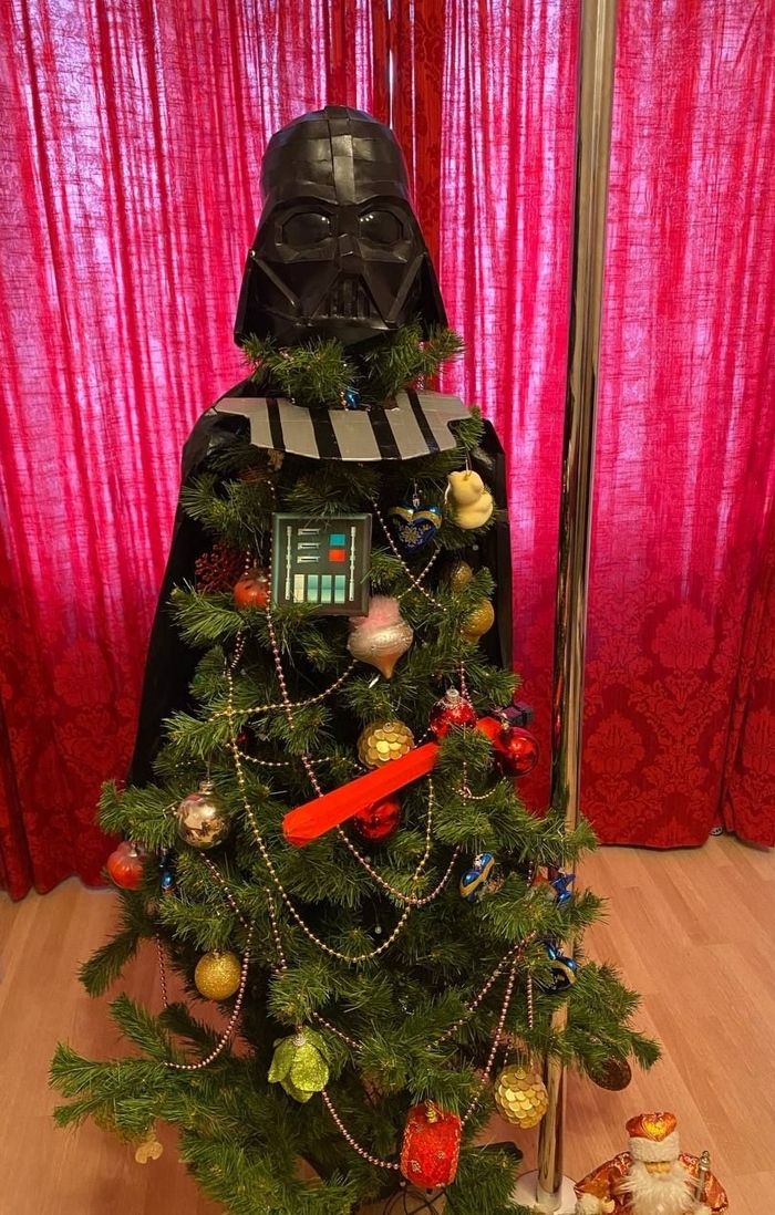 Ответ на пост «"Ёлочка гори" обретает иной смысл с данной ёлкой...»