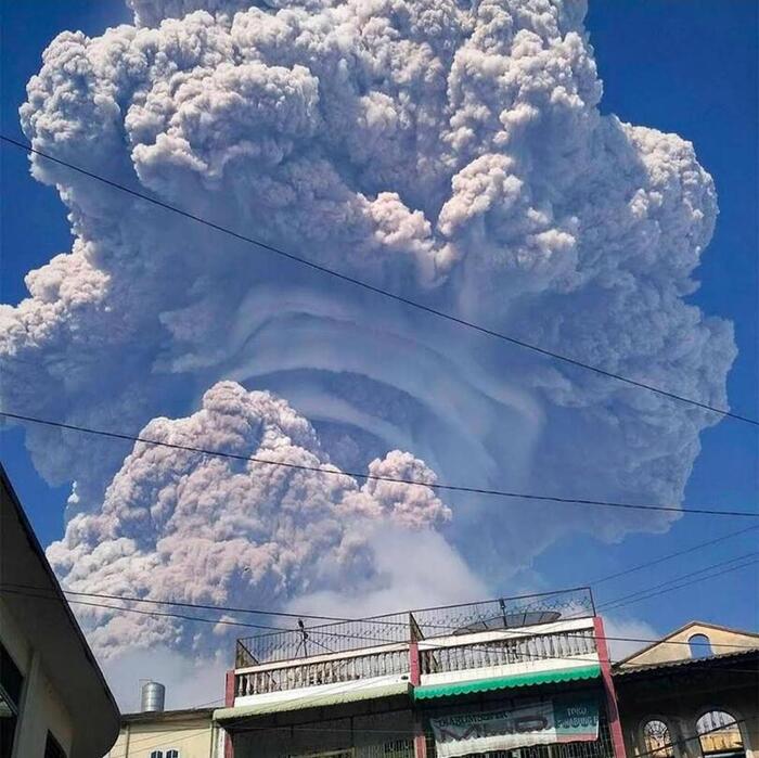 Вулкан Синабунг извергается в Индонезии