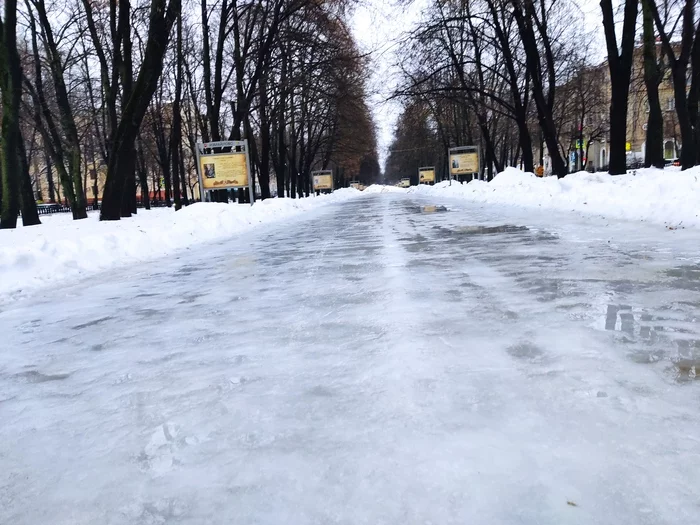 Free skating rink on Izmailovsky Boulevard in Moscow - Moscow, Izmailovo, Ice, Snow removal