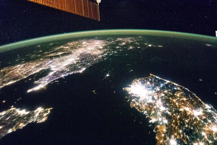 North Korea (dark area) and South Korea at night - South Korea, North Korea, Pictures from space, Night, Electricity