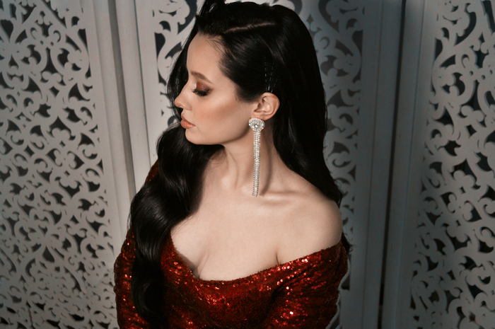 Девушка в красном платье