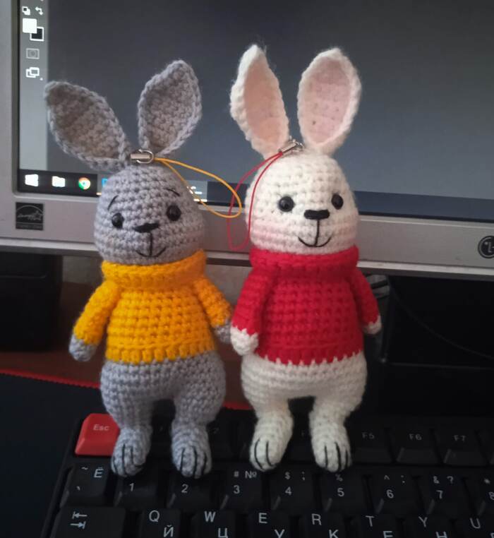 Зайчики -брелоки