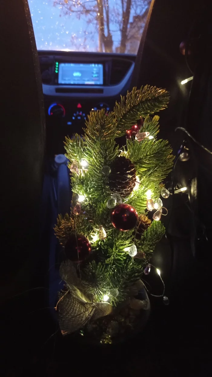 Decorated the car for the new year - My, Taxi, Child fare, New Year, Yandex Taxi, Longpost