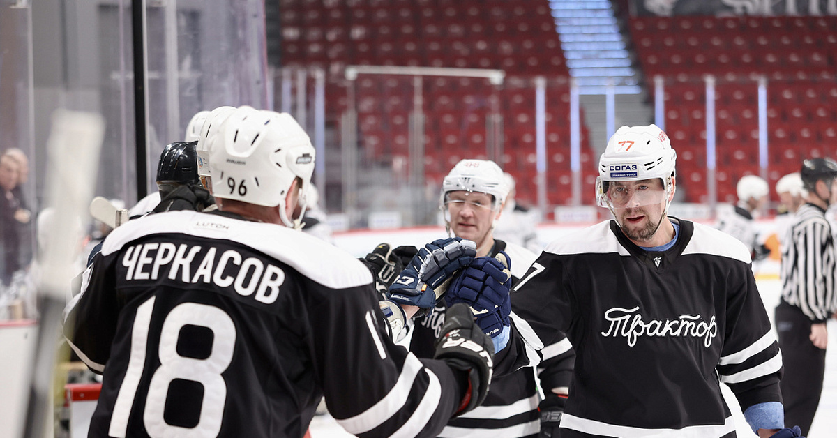 Хк челмет. Вратари хк трактор. Трактор челмет трансляция. Трактор клуб. Матч трактор автомобилист.