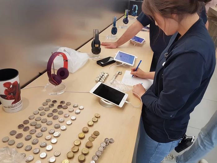 Buying an iPad from the Apple Store for hundreds of dollars in coins - Apple store, iPad, Purchase, Coin