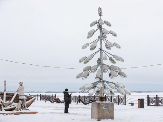 A Christmas tree made from decommissioned lanterns was installed in Arkhangelsk - Garbage, Ecology, New Year, Arkhangelsk, Longpost