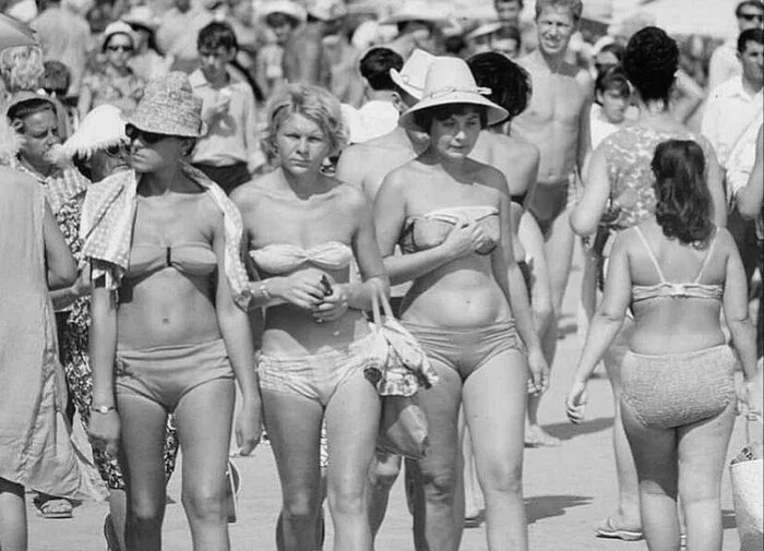 Girls from 1965 on the beach - Old photo, Girls, 60th, Beach, Black and white photo, 1965