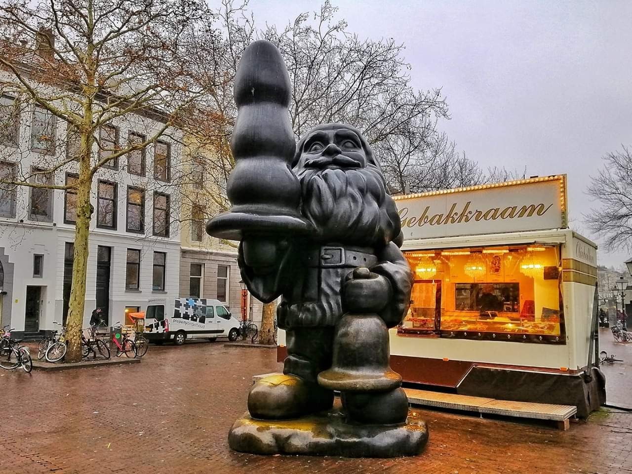 Nothing unusual, just Rotterdam Santa with a Christmas tree, or not with a Christmas tree, or not Santa. - Gnomes, Rotterdam