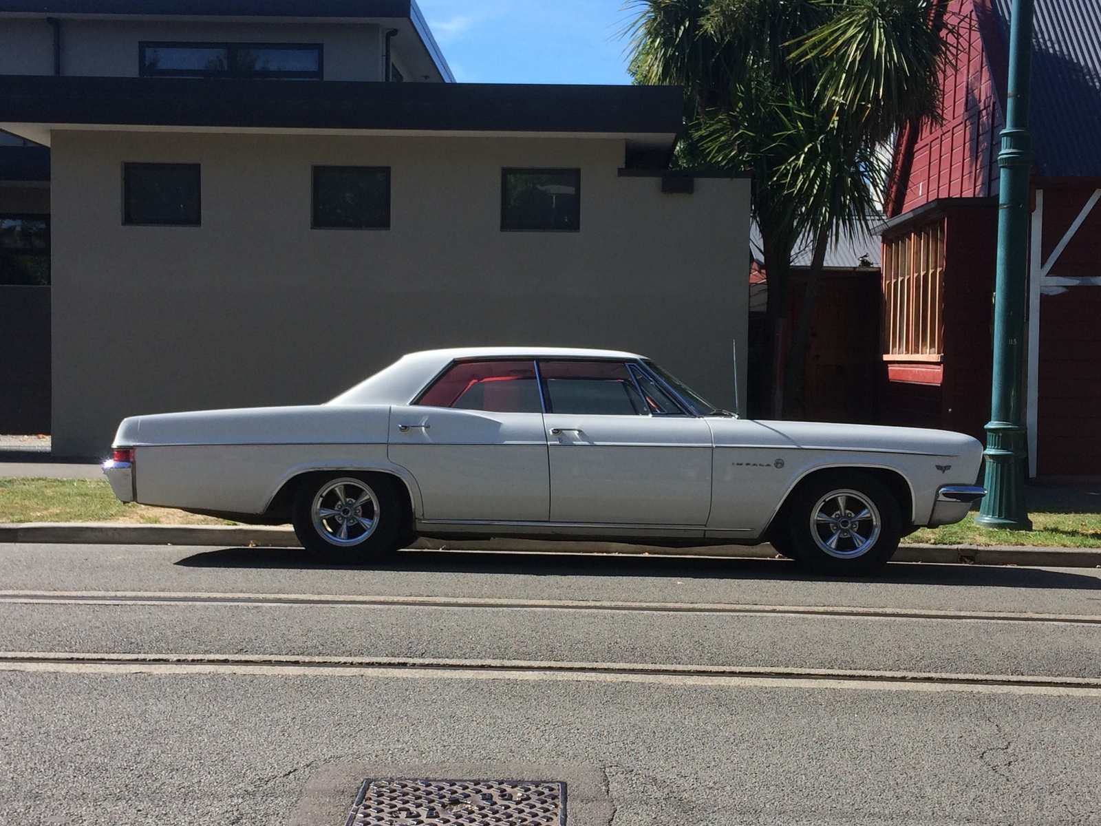 The 1966 Chevrolet Impala is a classic of the American automotive industry. It has an aggressive design with a coke bottle sidewall line. - My, , Oldtimer, , Longpost