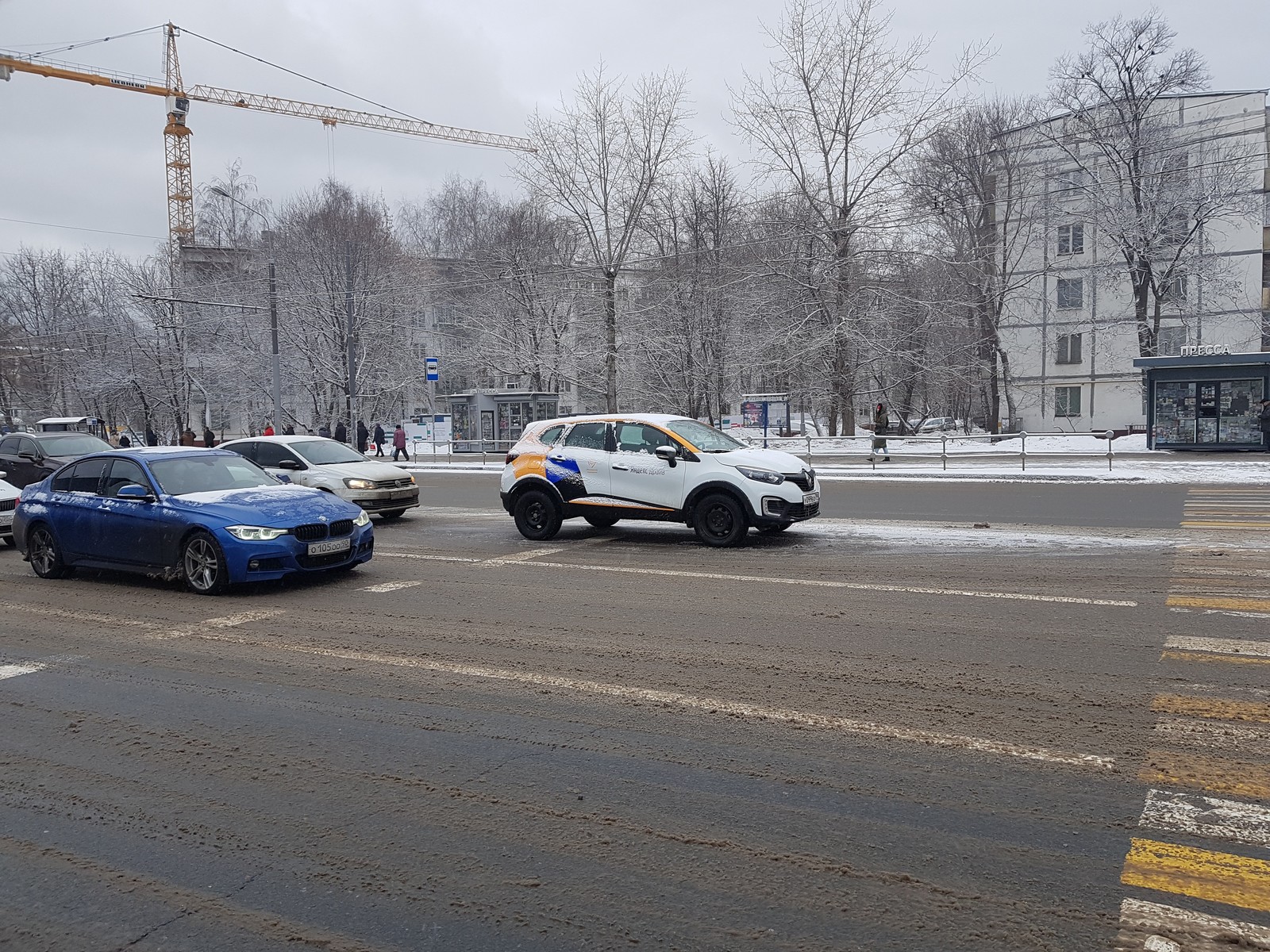 Каршеринг стоит запретить или брошенная машина в левой полосе. | Пикабу