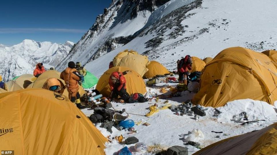 Tourists have managed to turn even the highest mountain in the world into a dump. - Everest, Garbage, Ecology, Waste recycling, Nature and man, The mountains, China, Longpost, Nature