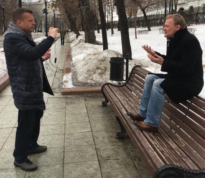Climbing up on the bench with his feet, the artist talks about what Russia is a dirty and barbaric country. - Bench, The photo, Leonid Parfenov, Conscience of the Nation, Alexey Serebryakov