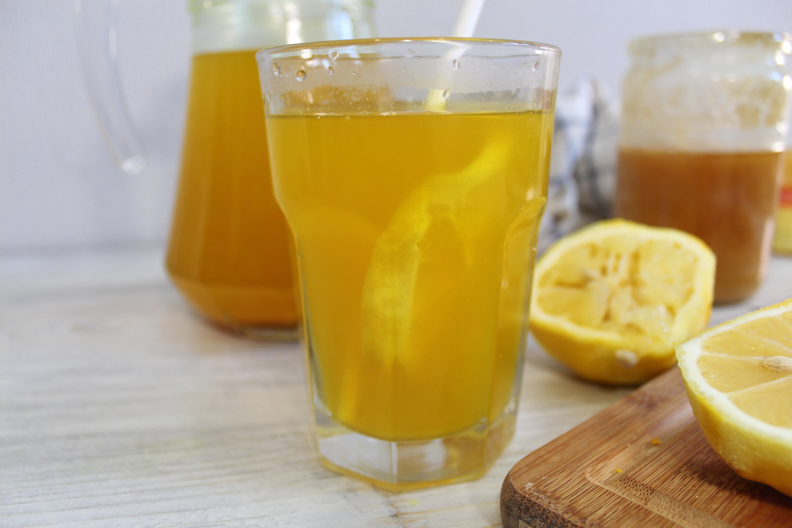 Имбирный напиток с лимоном, медом и куркумой | Пикабу