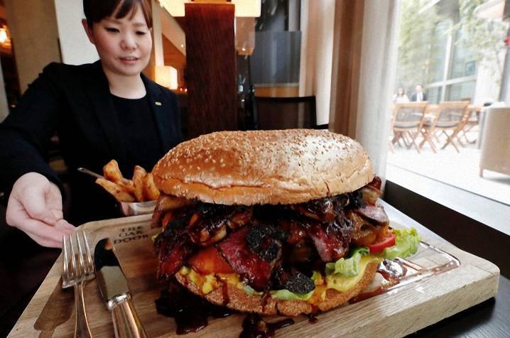 Here's a $900 burger, eat up! - Food, Burger