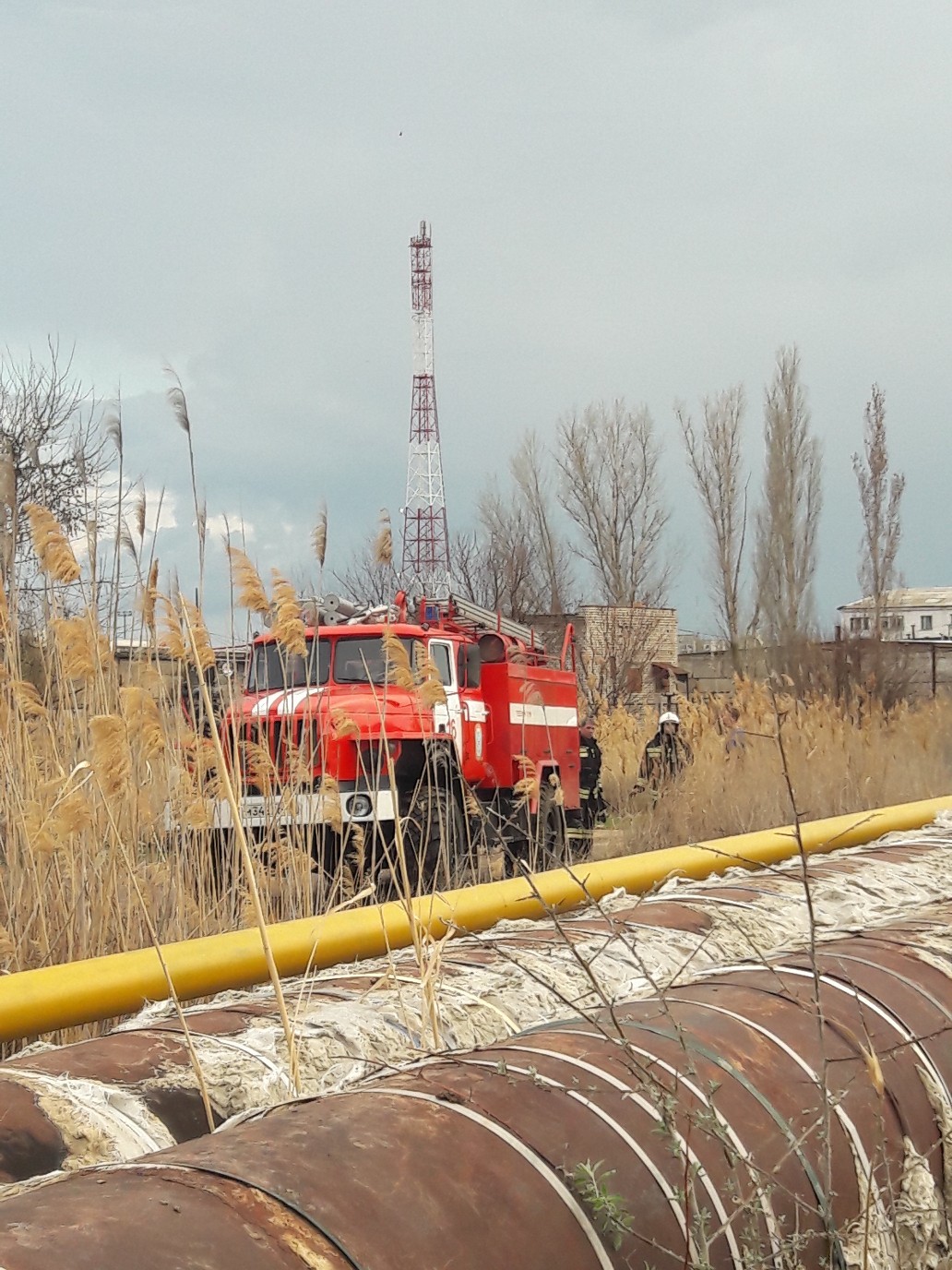 На севере Астраханской области разлилось мазутное озеро | Пикабу