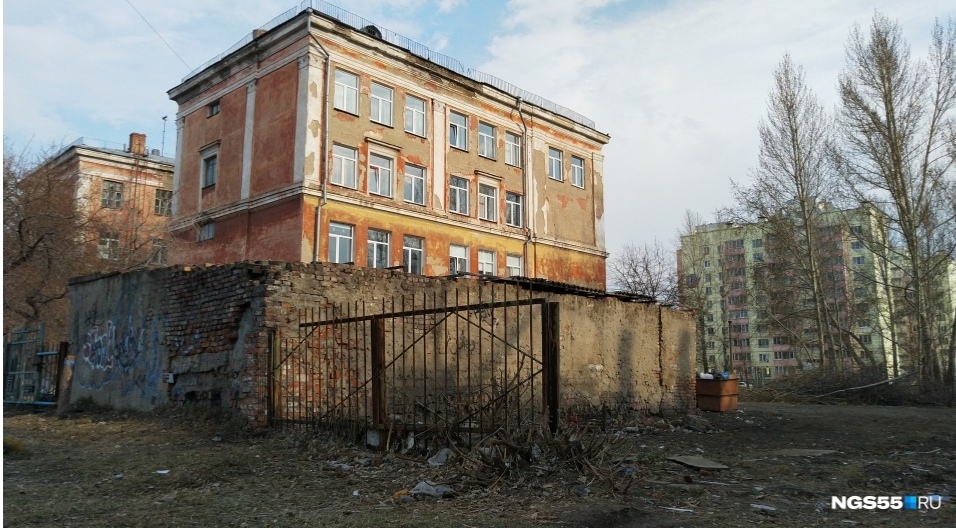 В Омске школьник прыгал с крыши через забор, сорвался и напоролся на штырь - Омск, ЧП, Скорая помощь, Дети, Больница, Реанимация, МЧС