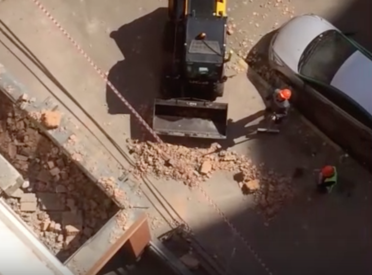 Brickwork fell from a new house in Kotelniki and almost killed passers-by - news, Incident, New house, Brickwork, Threat, Подмосковье, Ridus, Kotelniki, Video, Longpost