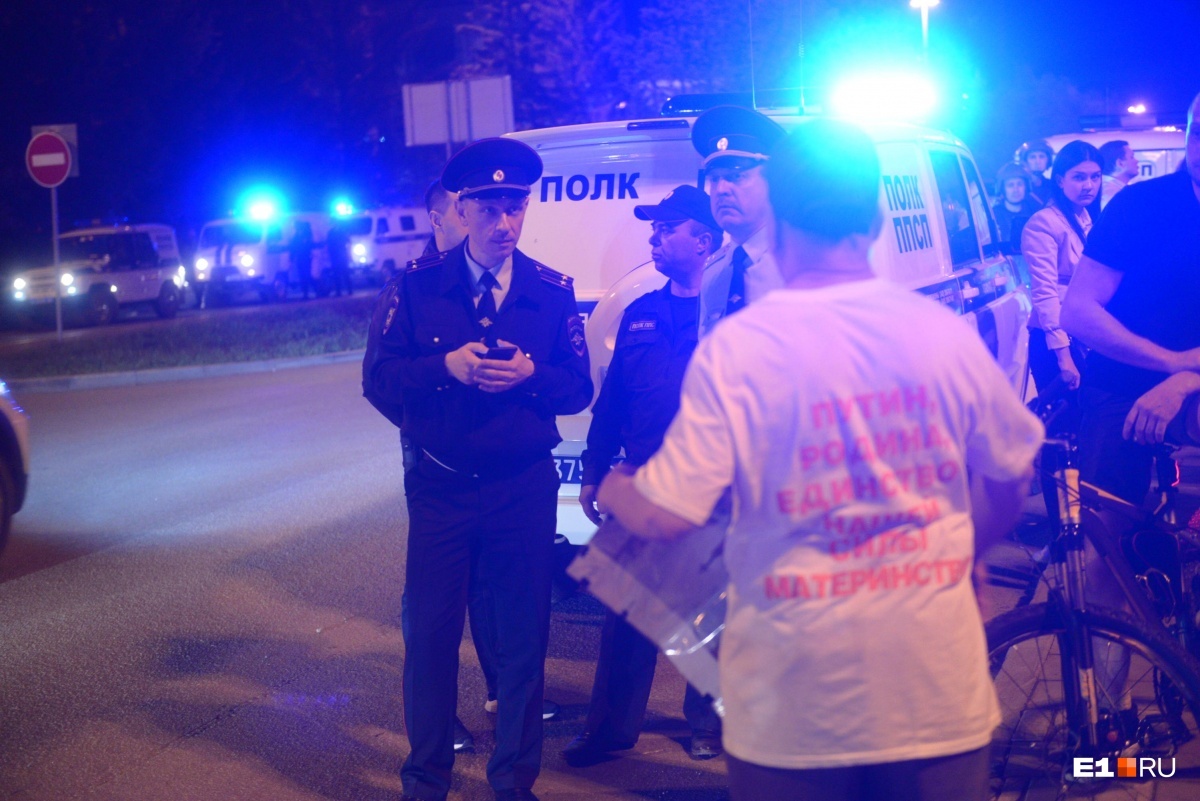 The calm before the storm: riot police drove up to the square near the Drama Theater - Yekaterinburg, ROC, The park, Longpost, Negative