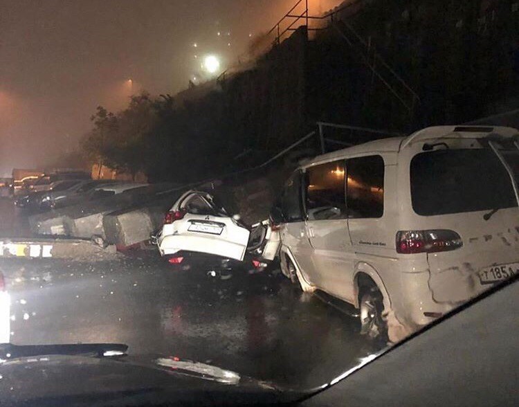 Retaining wall in one of the courtyards of Vladivostok collapsed on cars - Vladivostok, Wall, Longpost, Collapse, Negative