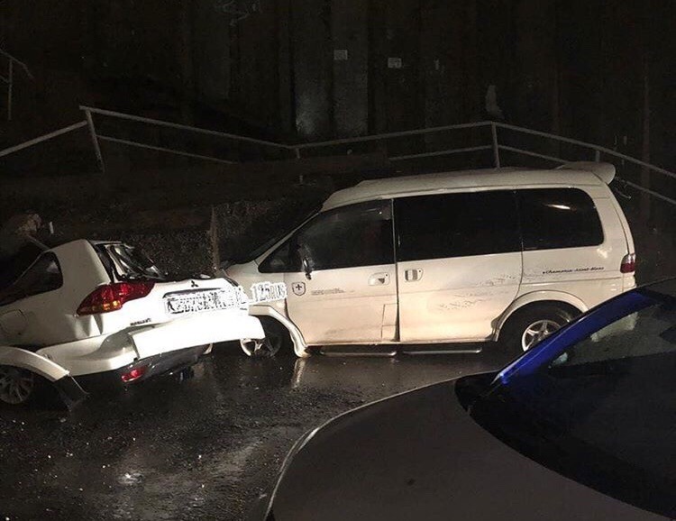 Retaining wall in one of the courtyards of Vladivostok collapsed on cars - Vladivostok, Wall, Longpost, Collapse, Negative