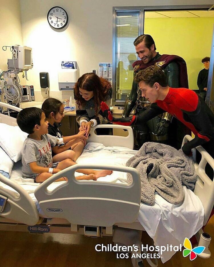 Jake Gyllenhaal, Tom Holland and Zendaya visited the children's hospital and looked very cute - Tom Holland, Spider-Man: Far From Home, Marvel, Spiderman, Hospital, Jake Gyllenhaal, Video, Longpost