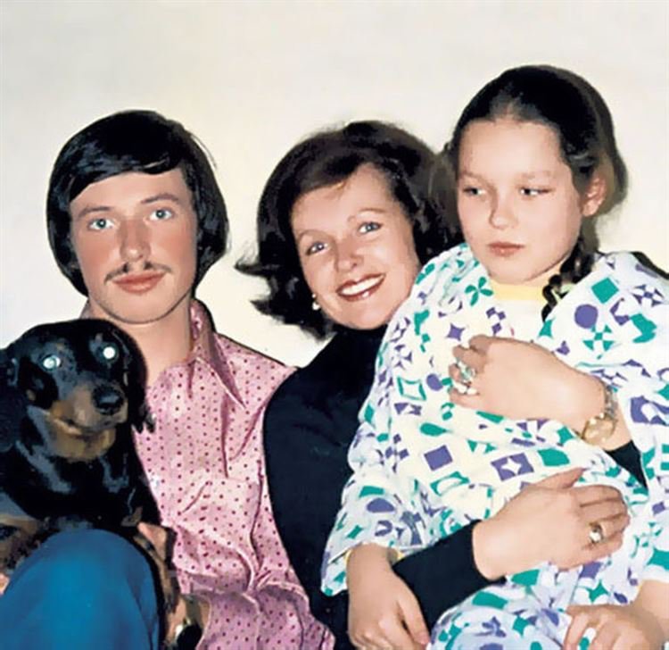 Photos of celebrities with their children (part 2). - Celebrities, A selection, Family photo, 90th, Actors and actresses, Interesting, The photo, Longpost, Mikhail Ulyanov, Vladislav Galkin, Alexey Buldakov, Natalia Fateeva, Viktor Tsoi, Dmitry Nagiyev, Valentin Gaft, Spartak Mishulin, Vyacheslav Tikhonov, Ilya Oleinikov, Innokentiy Smoktunovsky