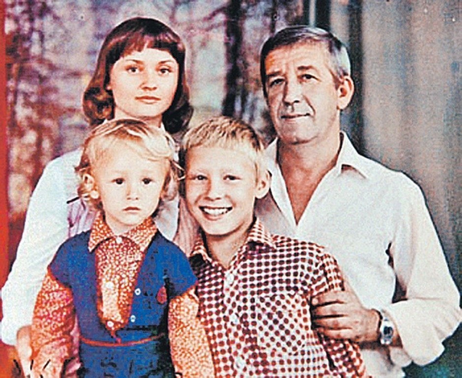 Photos of celebrities with their children (part 2). - Celebrities, A selection, Family photo, 90th, Actors and actresses, Interesting, The photo, Longpost, Mikhail Ulyanov, Vladislav Galkin, Alexey Buldakov, Natalia Fateeva, Viktor Tsoi, Dmitry Nagiyev, Valentin Gaft, Spartak Mishulin, Vyacheslav Tikhonov, Ilya Oleinikov, Innokentiy Smoktunovsky