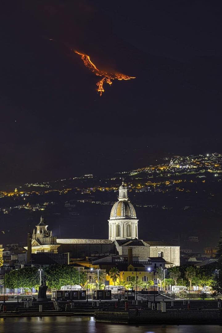 Mount Etna's lava creates a fiery eagle - Mount Etna, Volcano, 9GAG, Italy, Lava, Sicily