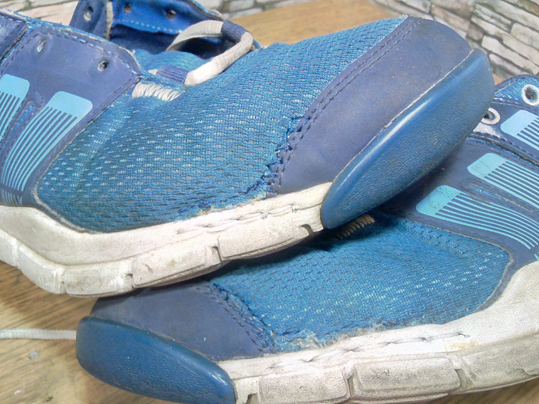 Обувь ремонте кроссовки. Заштопать кроссовки. Заплатки на кроссовки из сетки. Починить кроссовки. Отремонтированные кроссовки.