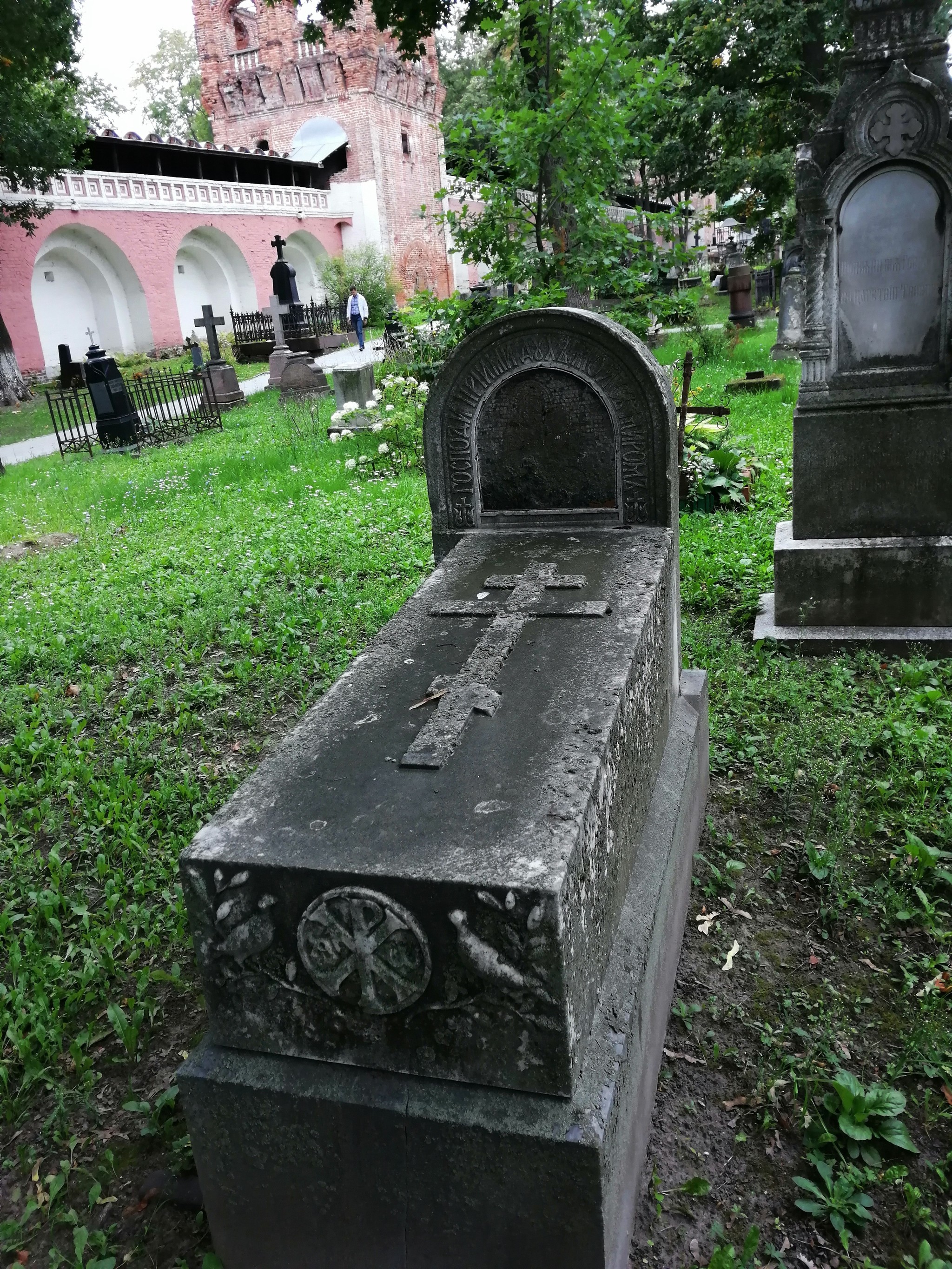 могилы в монастырях фото