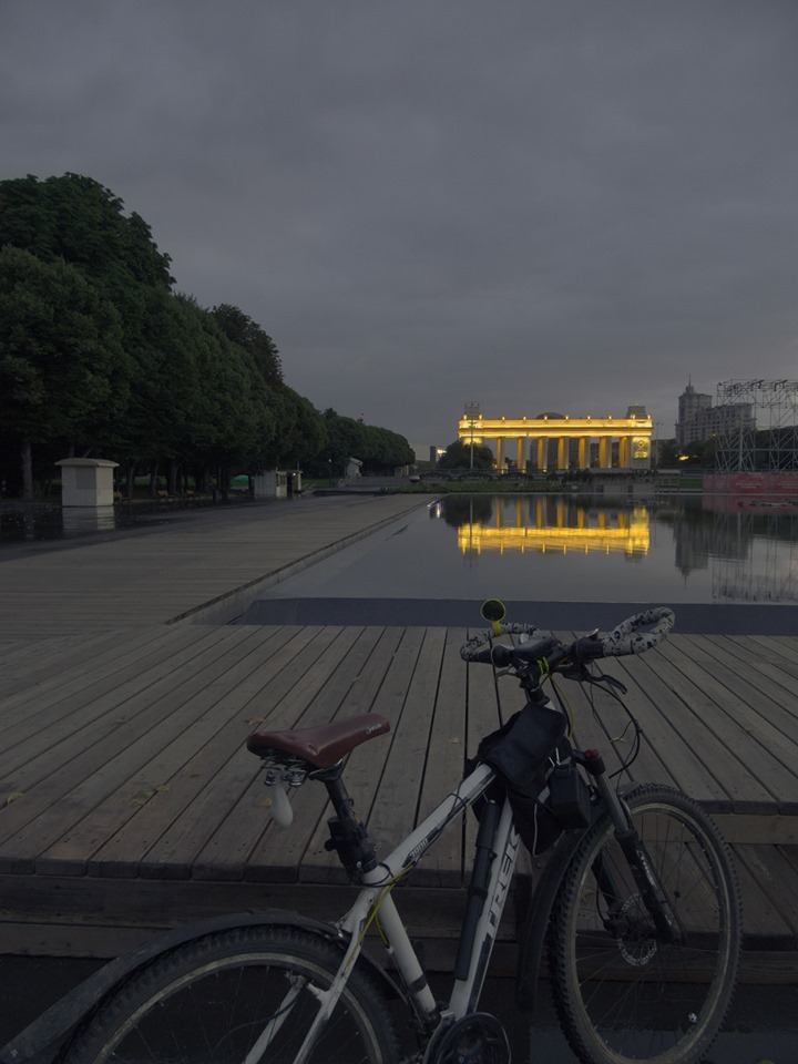 Dawn spontaneous check-in - Longpost, dawn, Gorky Park, Neskuchny Garden, Moscow River, Moscow, Cyclist, A bike, My