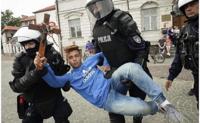 15-year-old Pole Yakub Barila went out alone with a crucifix to stop the march of sodomites. - LGBT, Poland, Video, Longpost