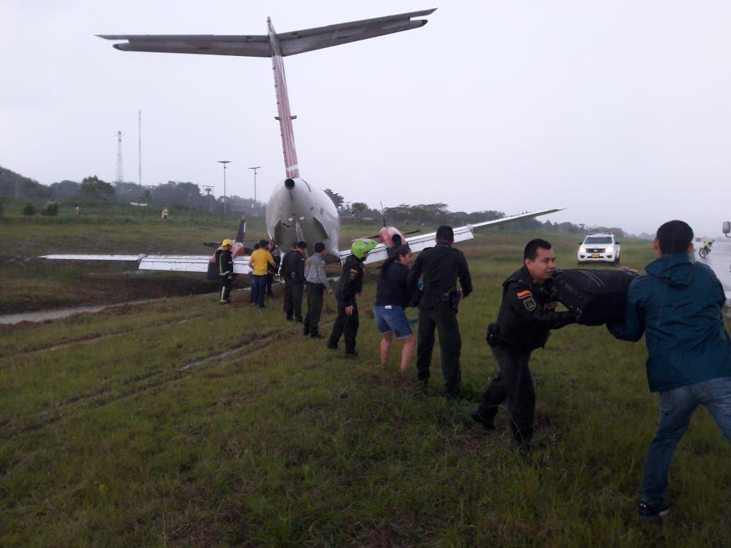 Ran off the strip - Aviation, Embraer, Incident, Colombia, Shower, Video, Longpost