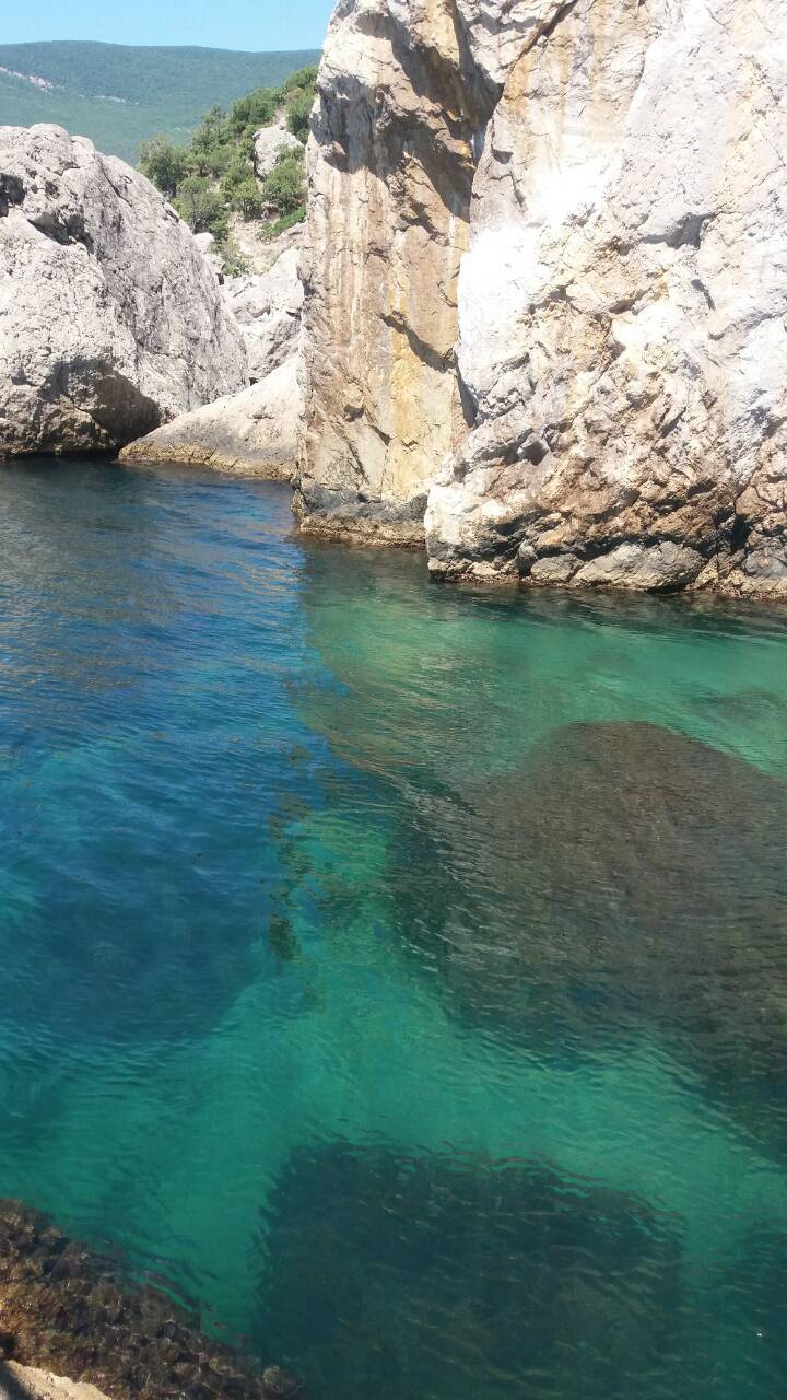 A cloud in the form of a hat, which appeared above a huge boulder, attracted the attention of vacationers in Laspi. - My, Nature, Sea, Clouds, Relaxation, Crimea, Longpost