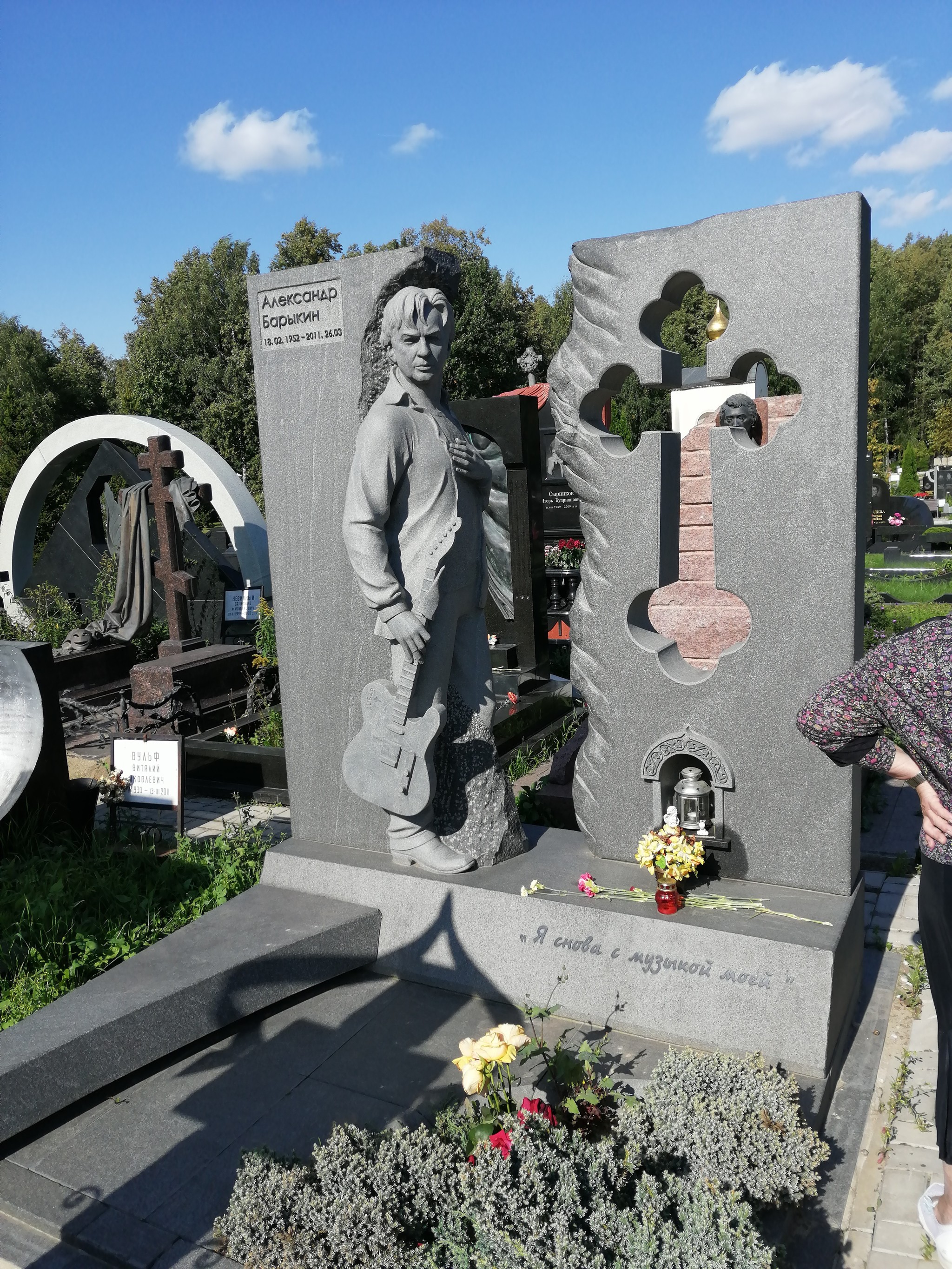 Фото могил знаменитостей на троекуровском кладбище