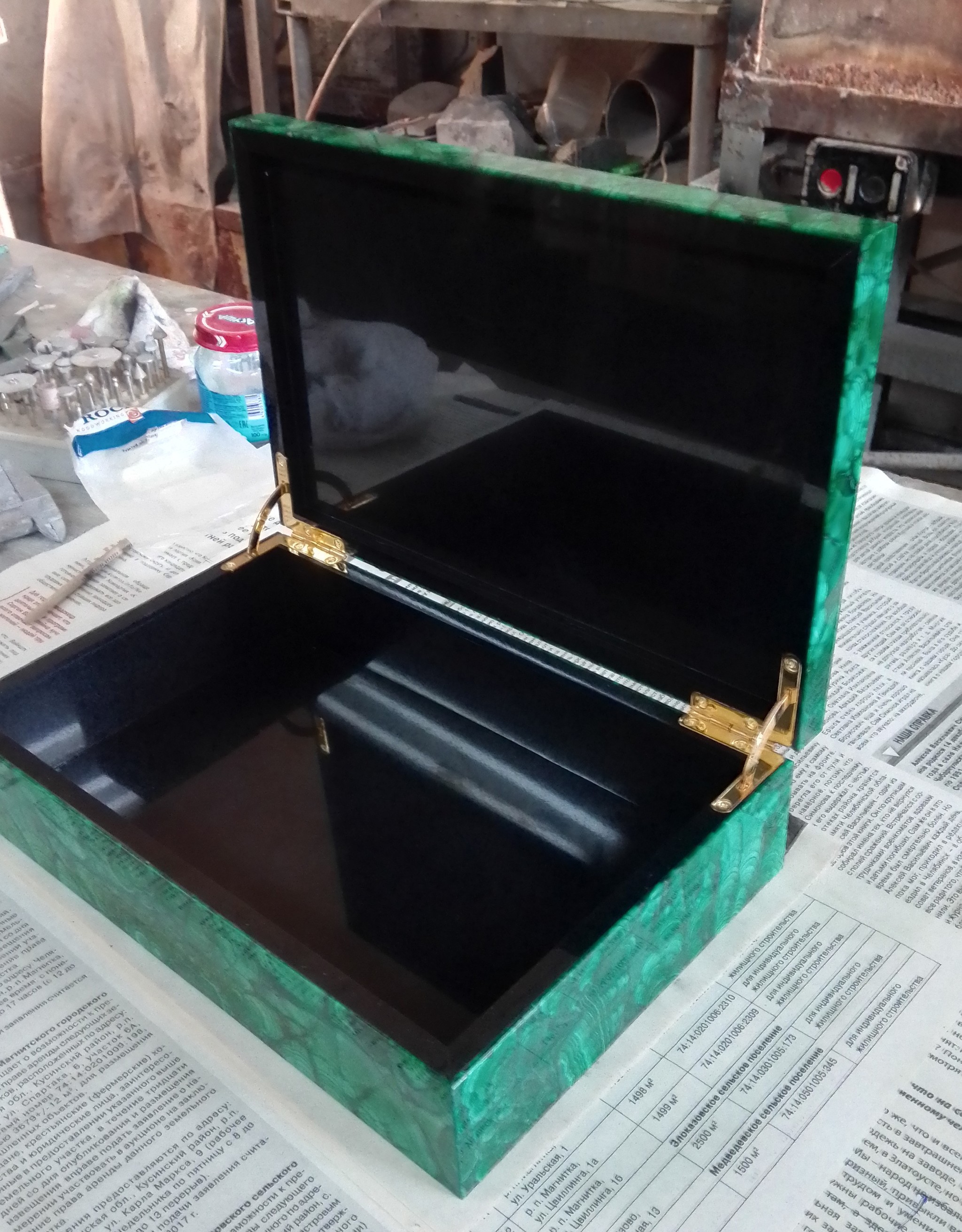 Malachite box (for those who asked for a photo of the finished one) - My, Handmade, Stone work, Casket, Malachite box, The photo, Minerals, Longpost