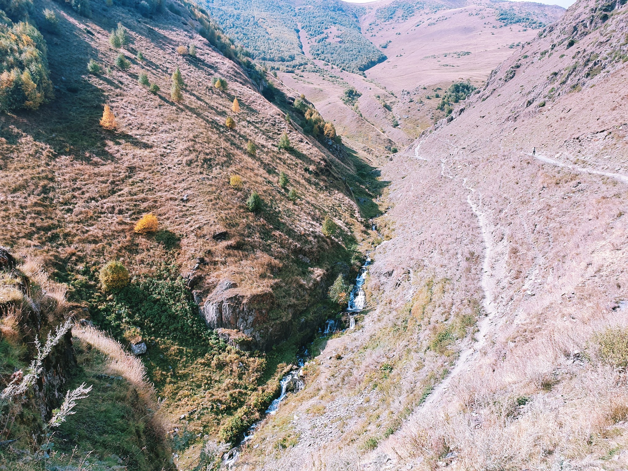 Traveling in Georgia. Walking in Gergeti - My, Walk, The mountains, Georgia, The photo, Tourism, Nature, Travels, Longpost